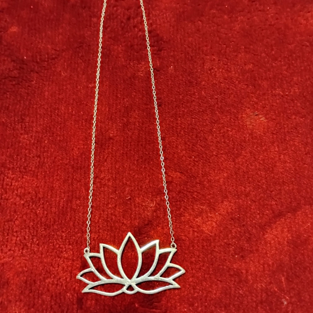 Elegant Silver Lotus Necklace
